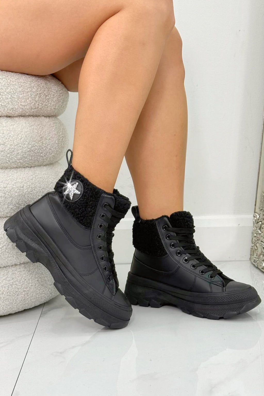 Stiefeletten in Schwarz mit Kristallstern 2