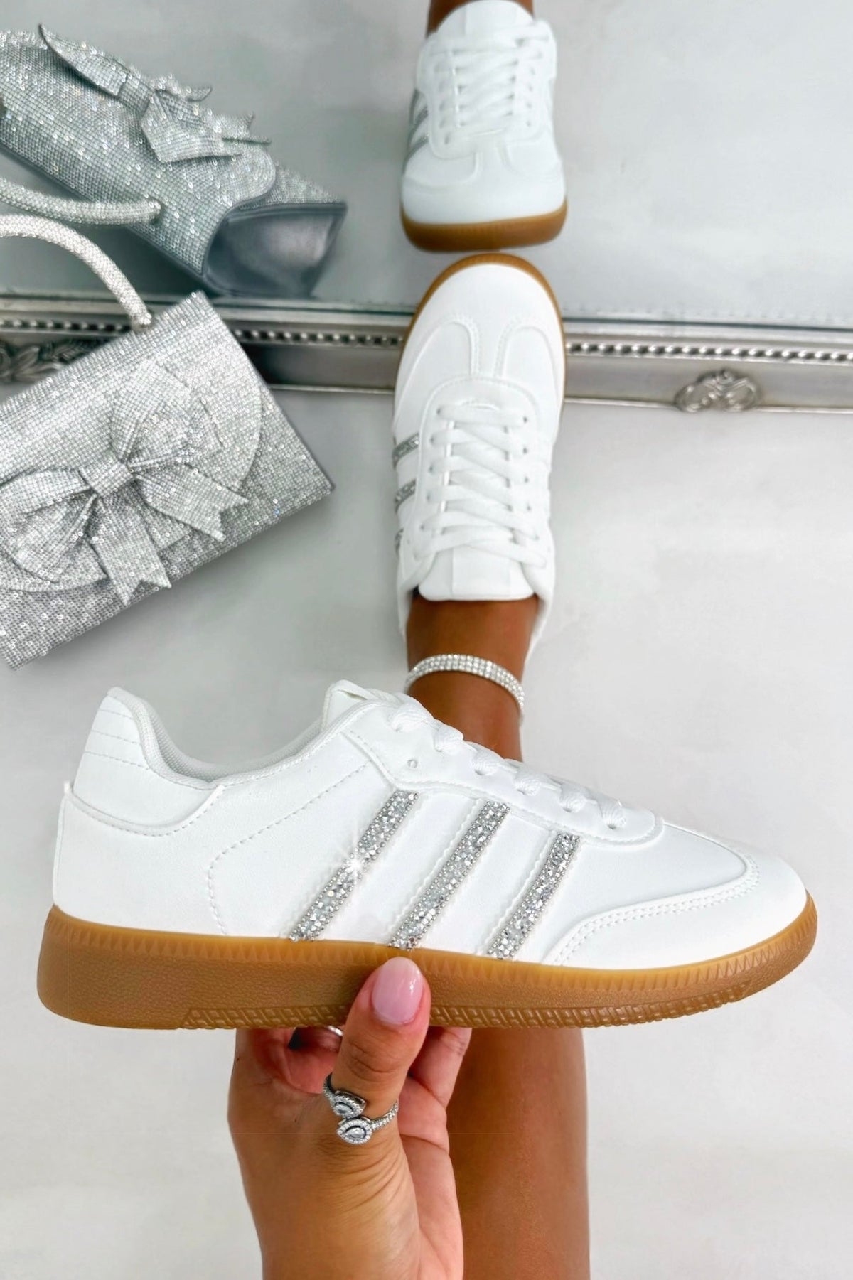Damen Sneaker Weiß mit Kristallstreifen