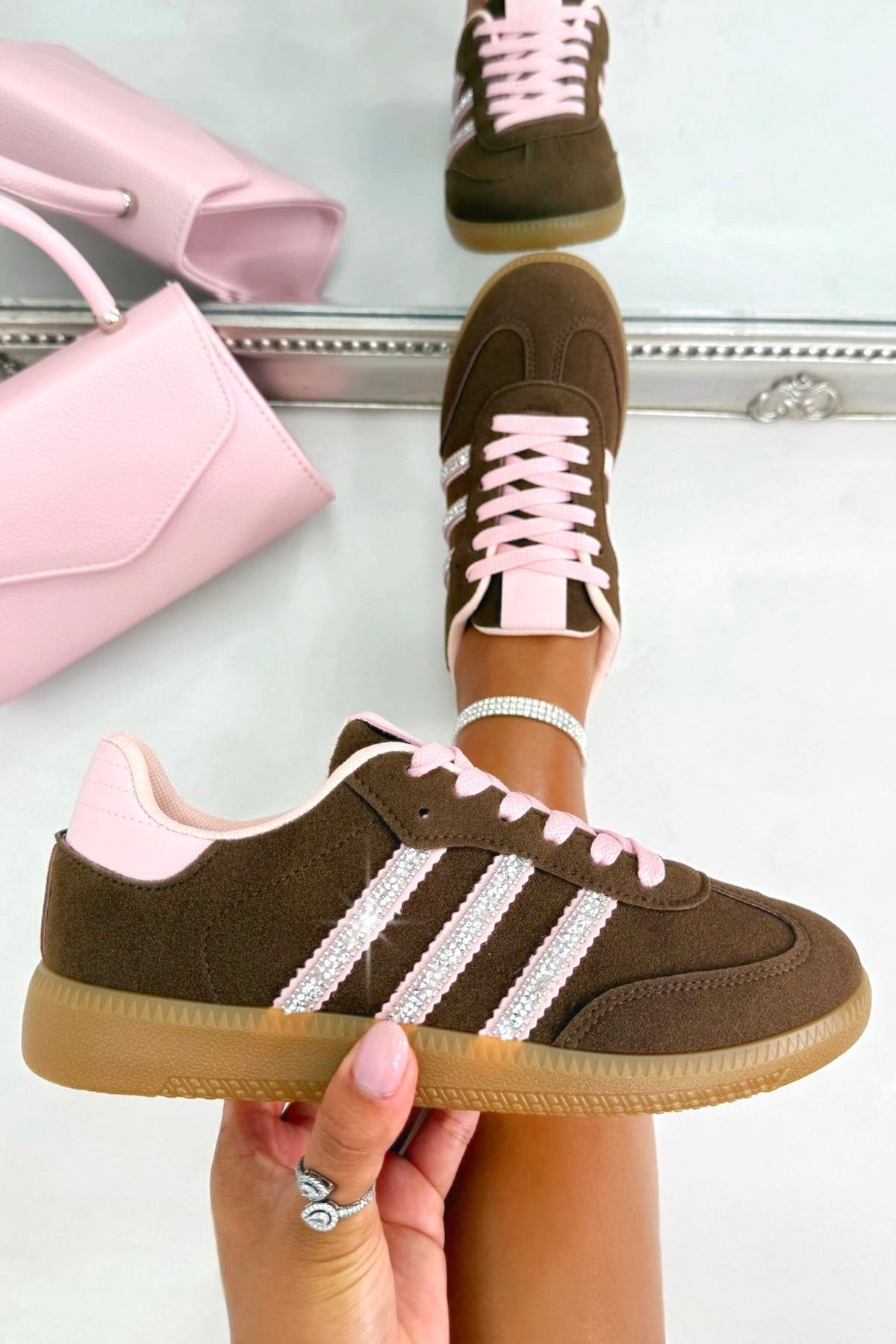 Sneaker mit Streifen und Kristallen in Braun