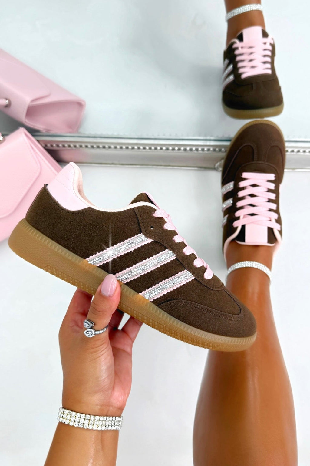 Sneaker mit Streifen und Kristallen in Braun 2