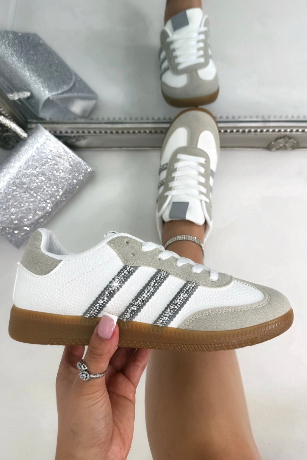 Retro Sneaker Weiß mit Kristallstreifen