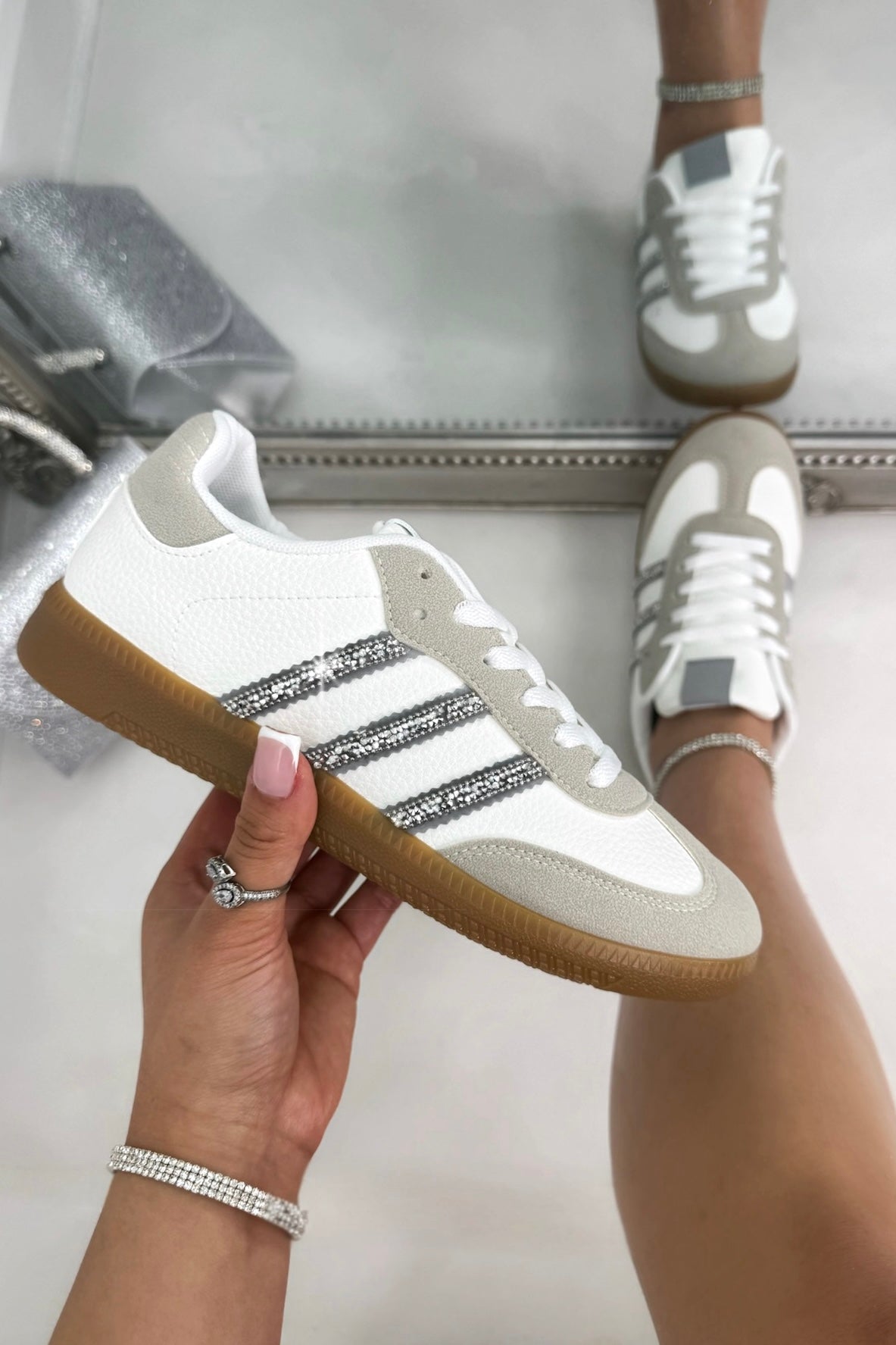 Retro Sneaker Weiß mit Kristallstreifen 2