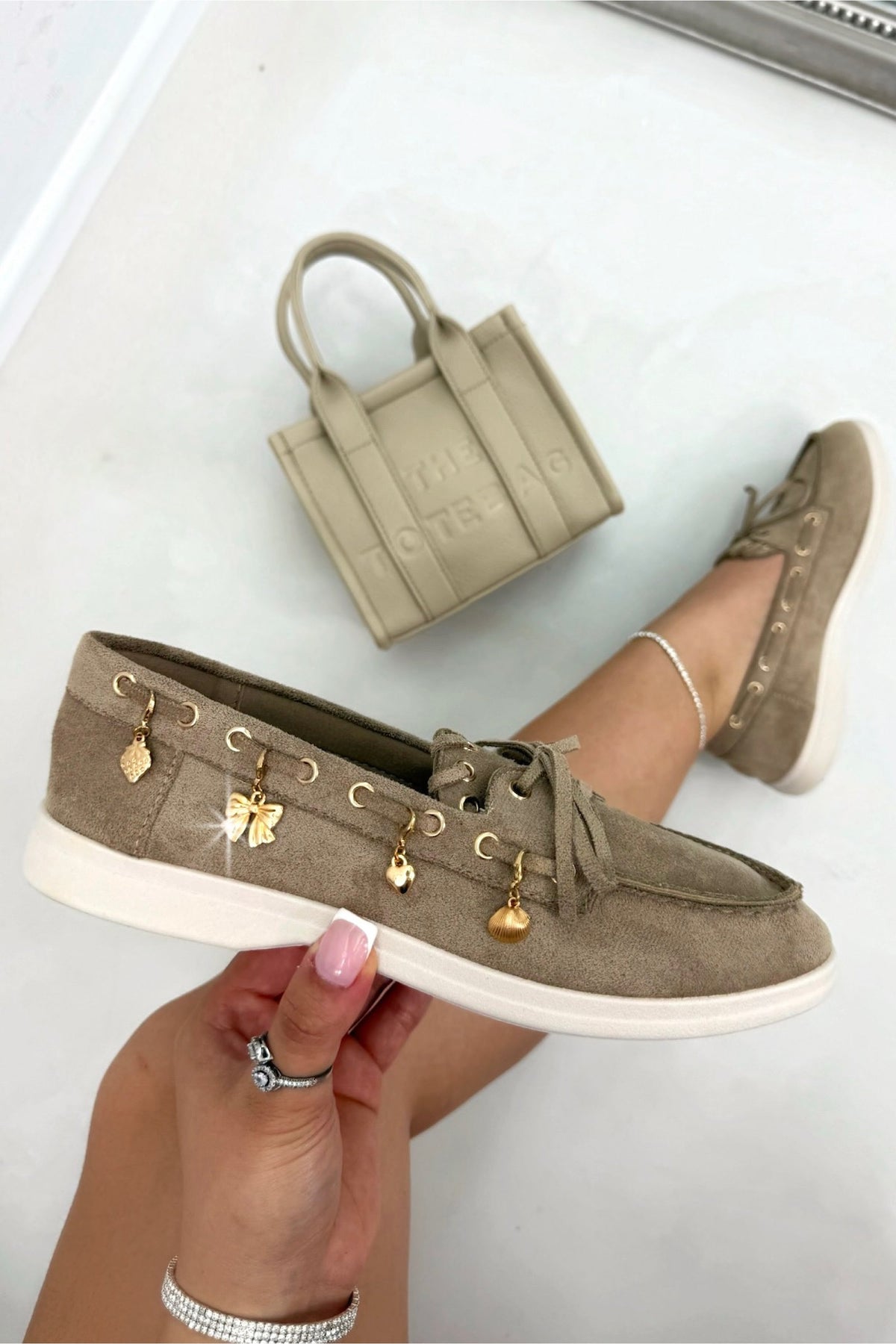 Elegante Samt Charme Luxe Schnürloafers in Mocha für Damen.
