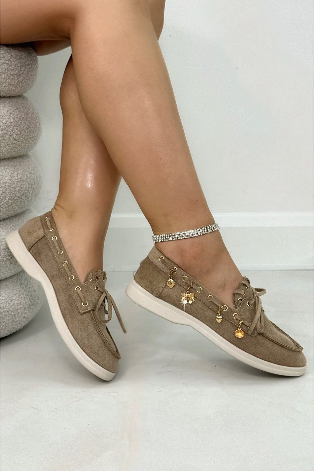 Elegante Samt Charme Luxe Schnürloafers in Mocha für Damen. 2