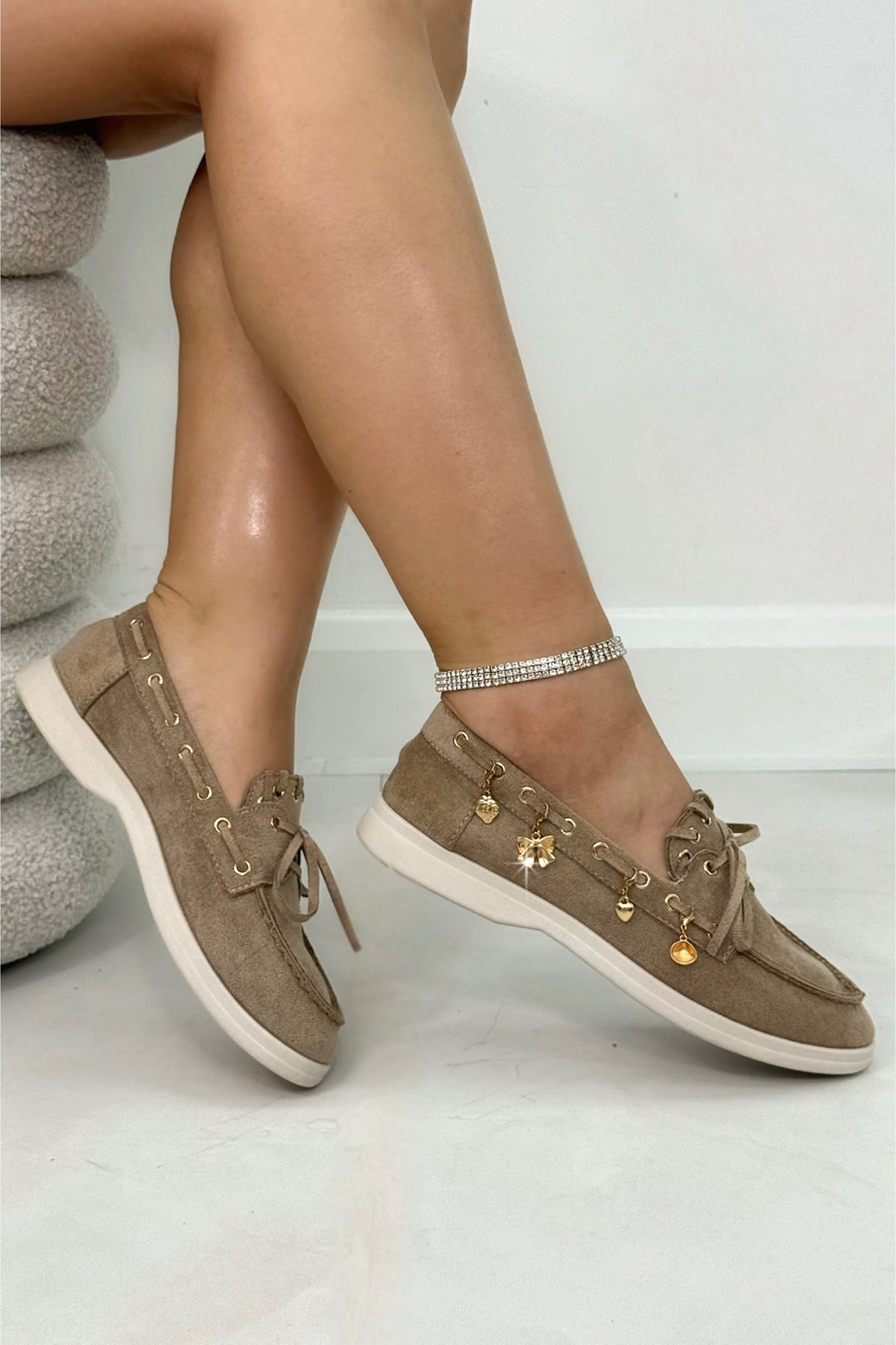 Elegante Samt Charme Luxe Schnürloafers in Mocha für Damen. 2