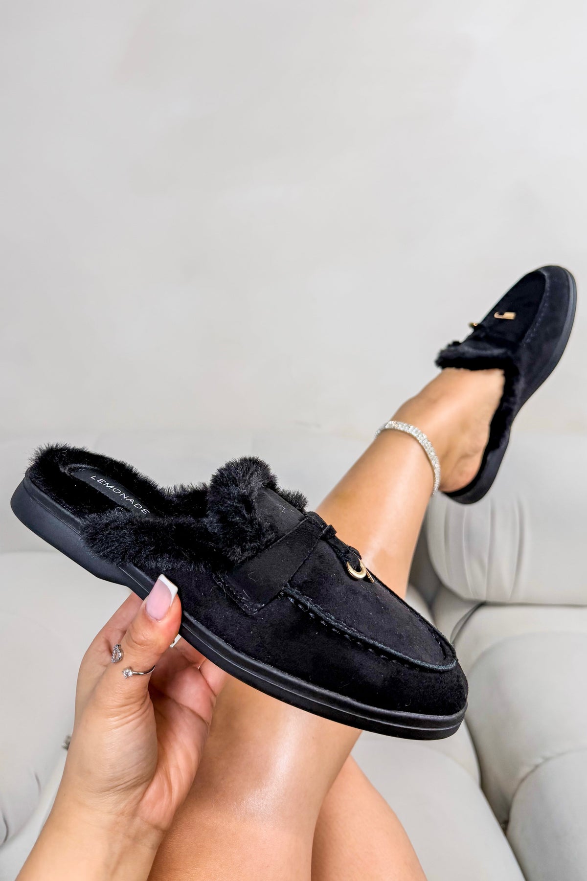 Bequeme Samte Clogs Mules in Schwarz mit Kunstfell-Fütterung.