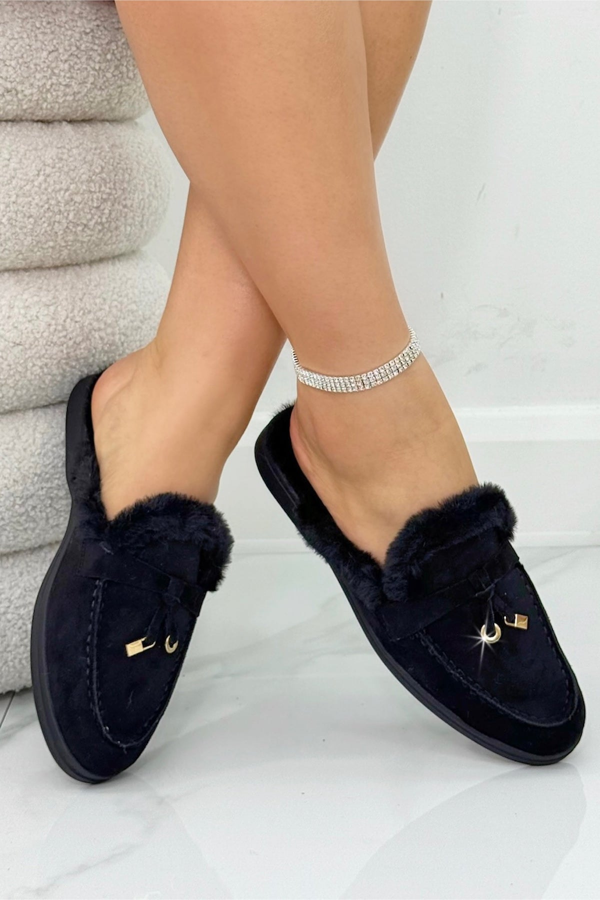 Bequeme Samte Clogs Mules in Schwarz mit Kunstfell-Fütterung. 2