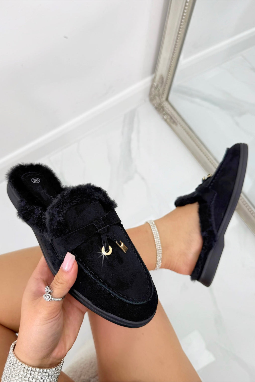 Bequeme Samte Clogs Mules in Schwarz mit Kunstfell-Fütterung. 3
