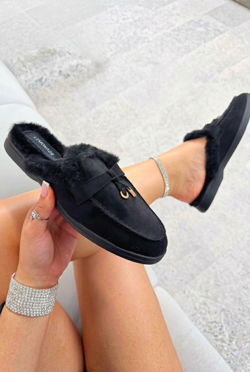 Bequeme Samte Clogs Mules in Schwarz mit Kunstfell-Fütterung. 4