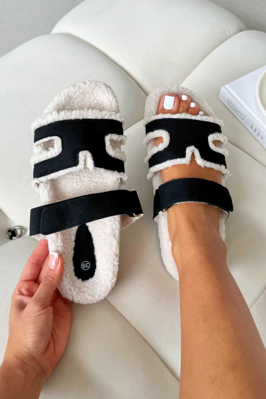 Gemütliche Snuggle Chic Slipper Sliders in Schwarz für ultimativen Komfort.