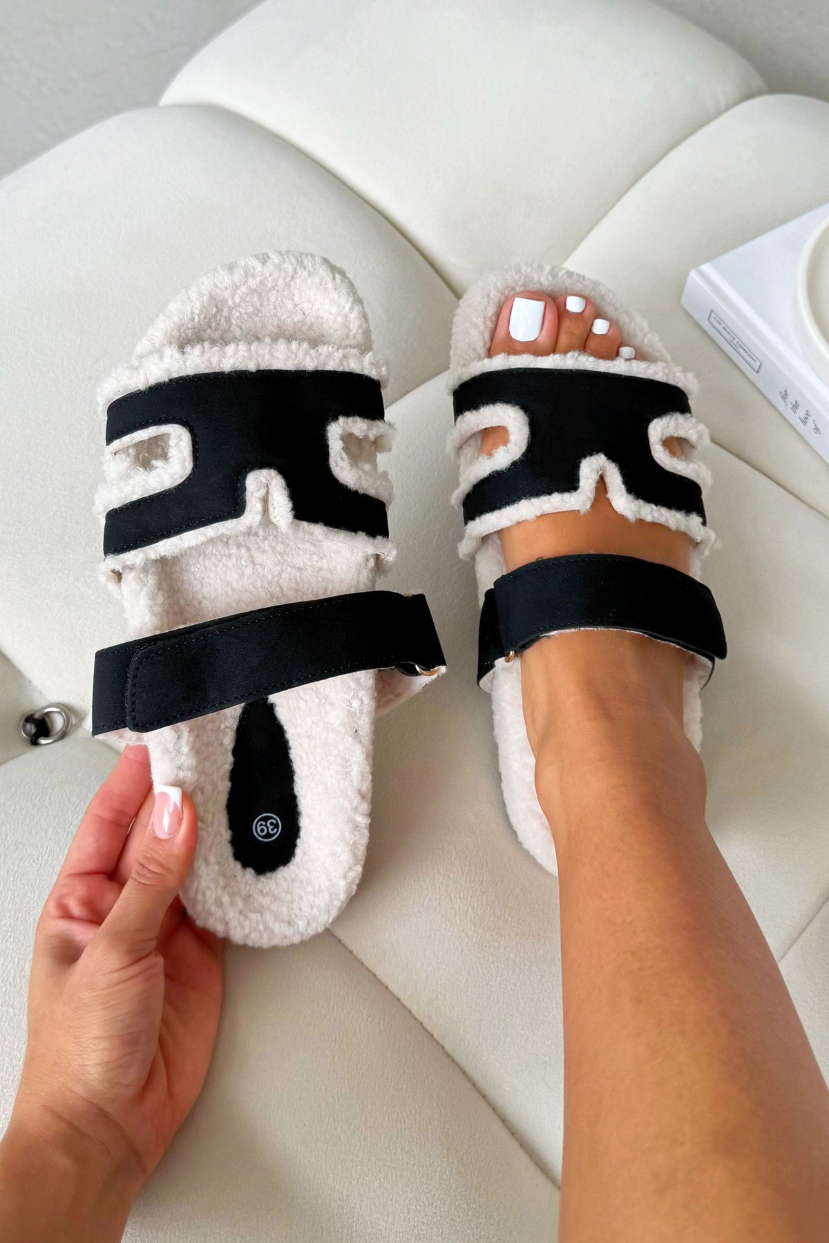 Gemütliche Snuggle Chic Slipper Sliders in Schwarz für ultimativen Komfort.