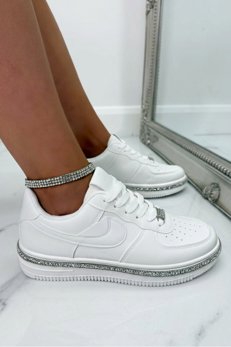 Sportliche Sneaker Weiß mit Kristallbesatz