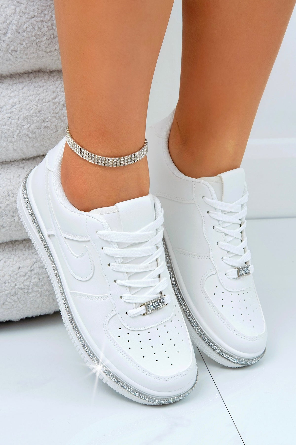 Sportliche Sneaker Weiß mit Kristallbesatz 3