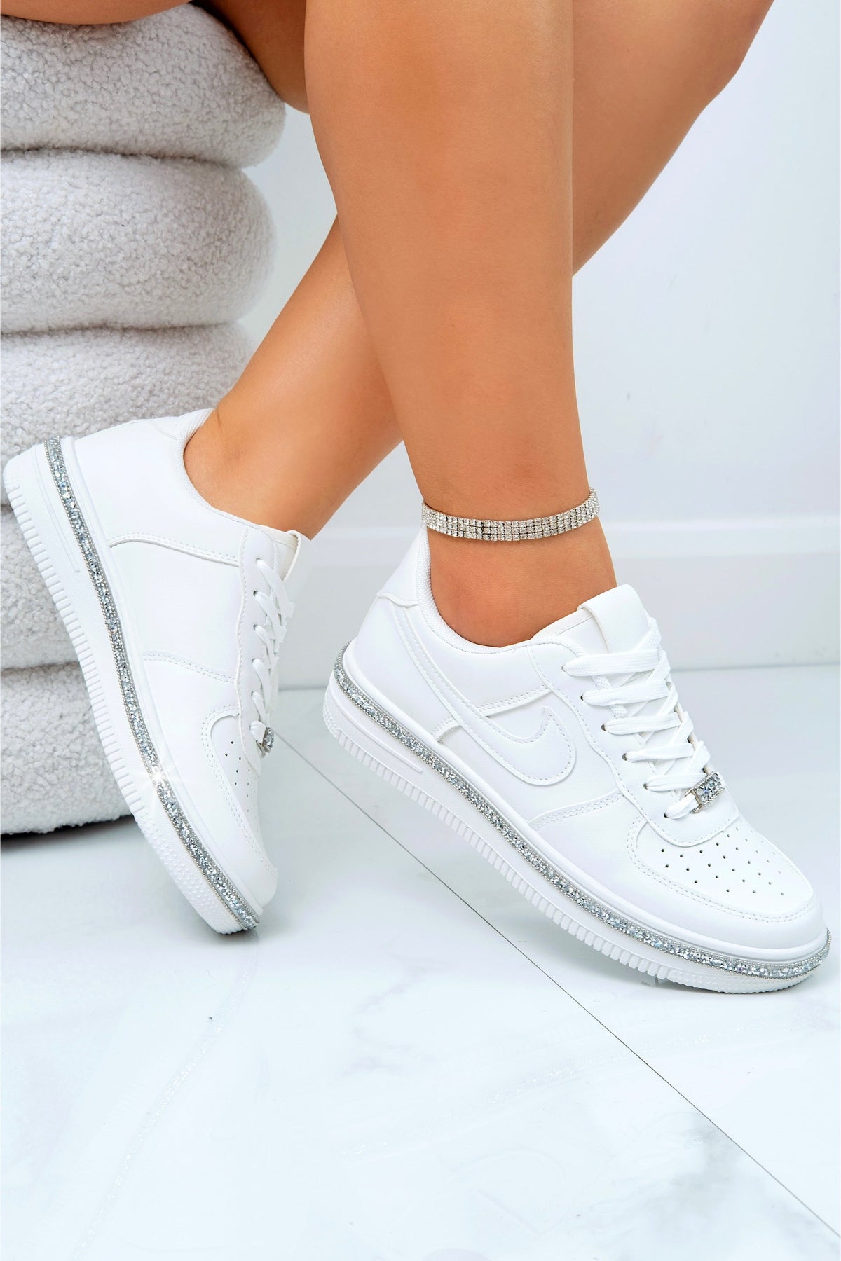 Sportliche Sneaker Weiß mit Kristallbesatz 4