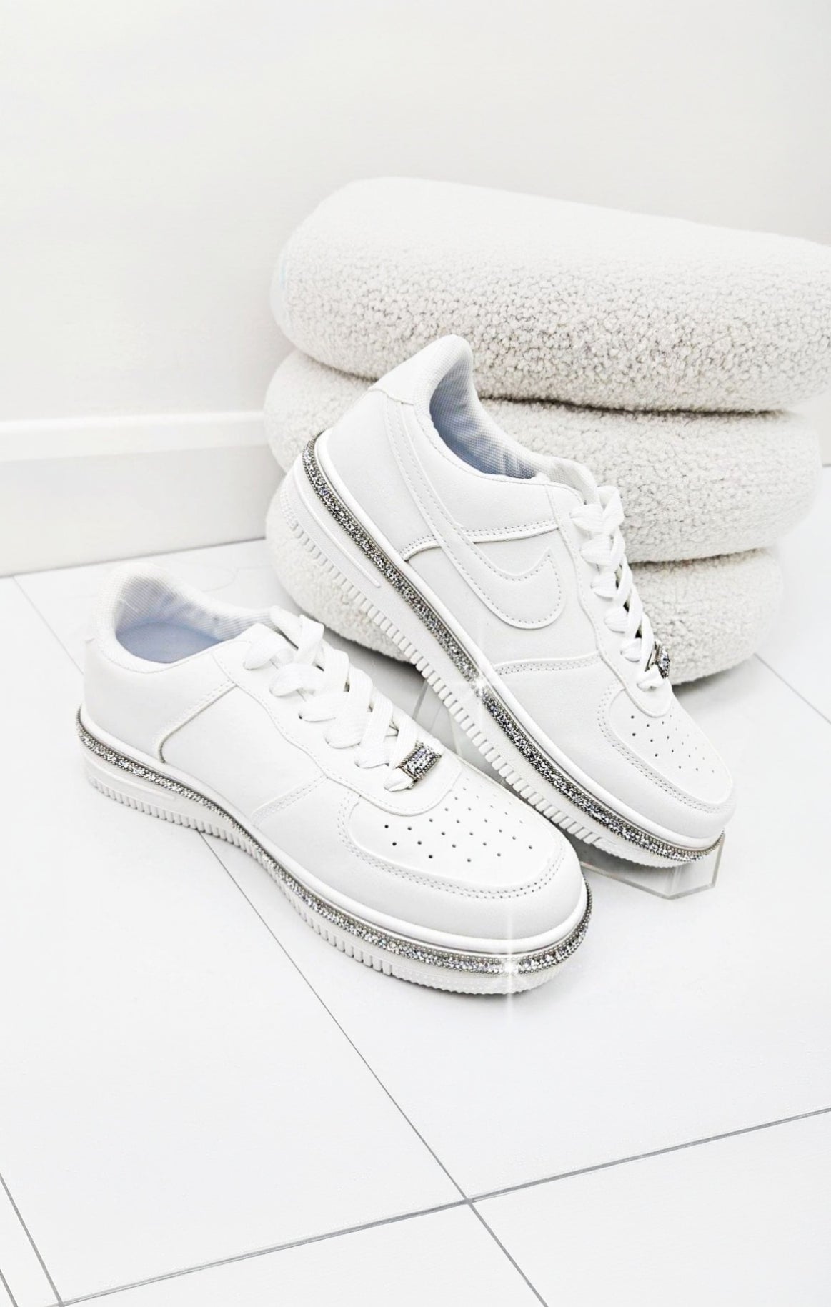 Sportliche Sneaker Weiß mit Kristallbesatz 5