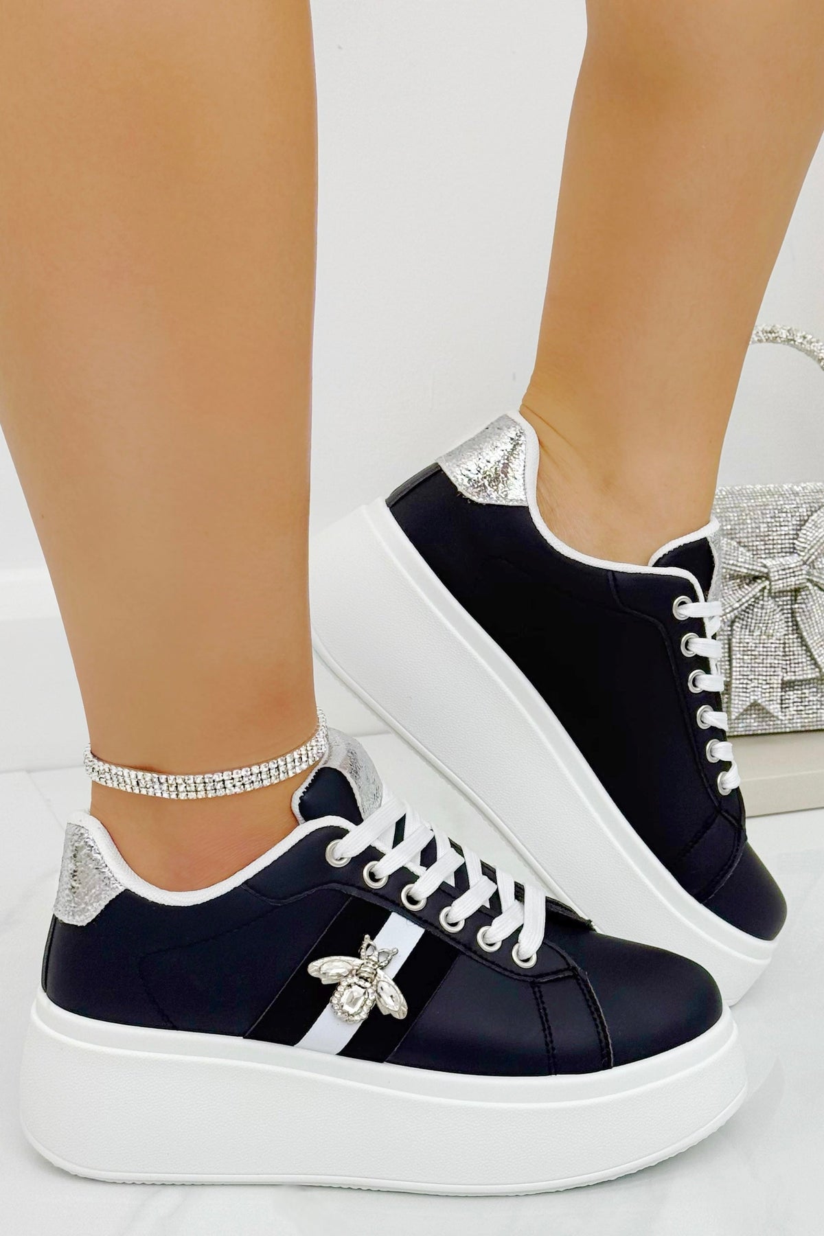Chunky Sneaker in Schwarz mit Kristallverzierung