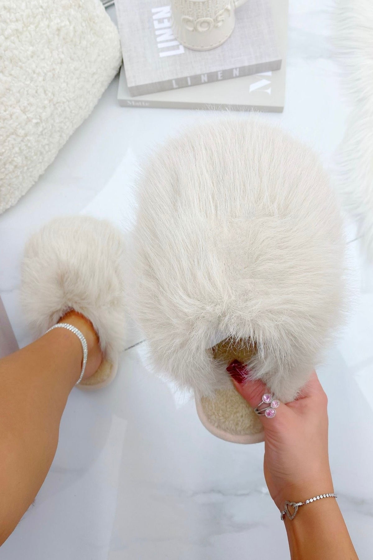 Flauschige Hausschuhe in Creme für ultimativen Komfort.