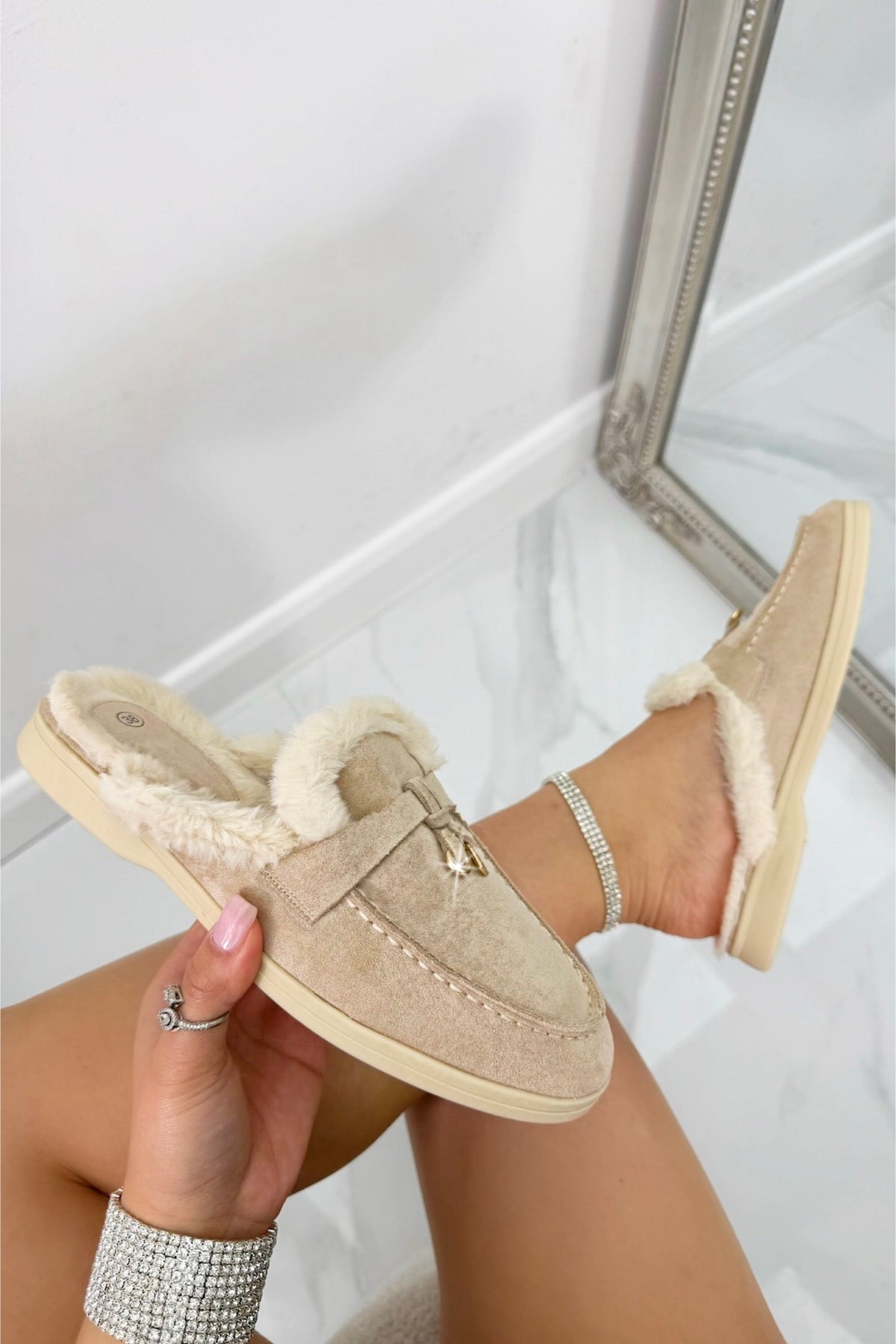 Gemütliche Velvet Crush Slip On Clog Mules in Nude mit Samtoberteil und Kunstfellfütterung. 3