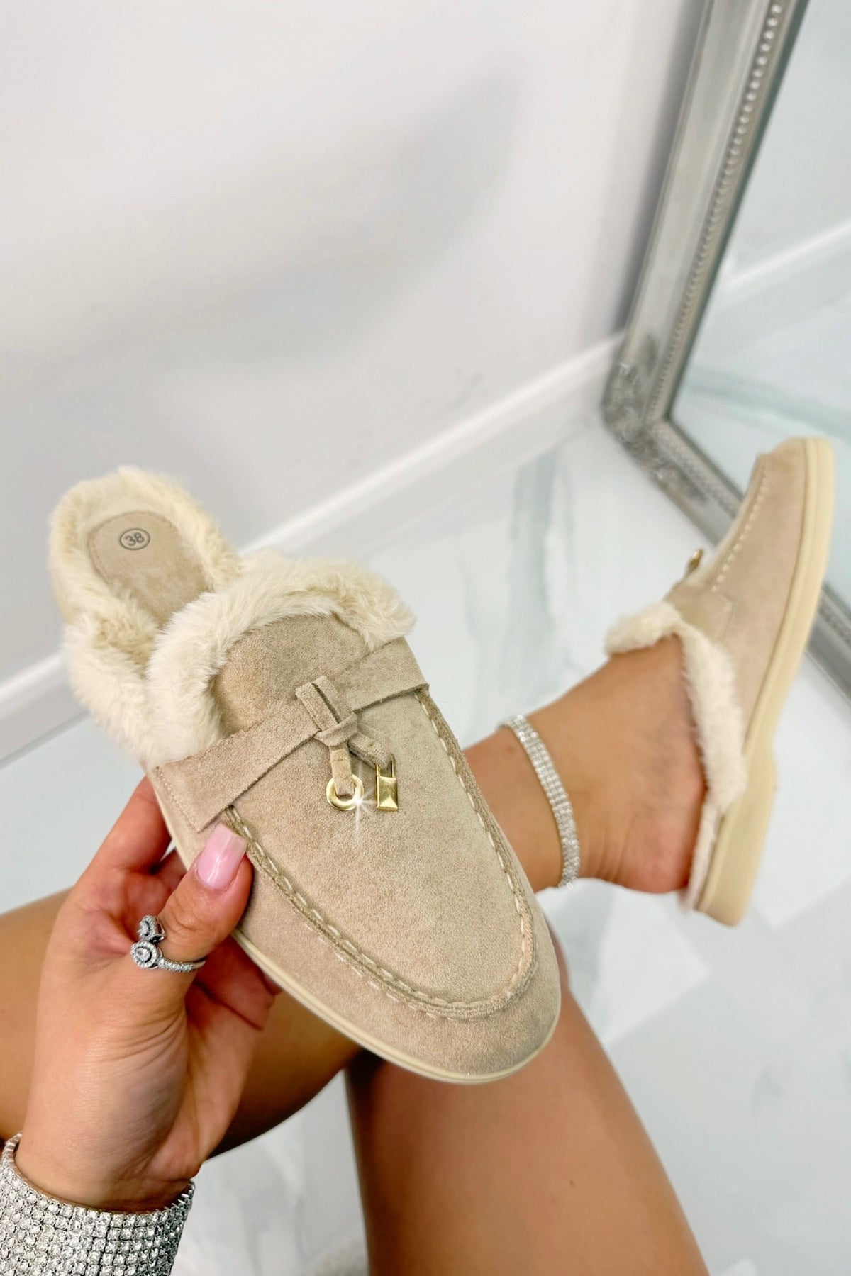 Gemütliche Velvet Crush Slip On Clog Mules in Nude mit Samtoberteil und Kunstfellfütterung. 4