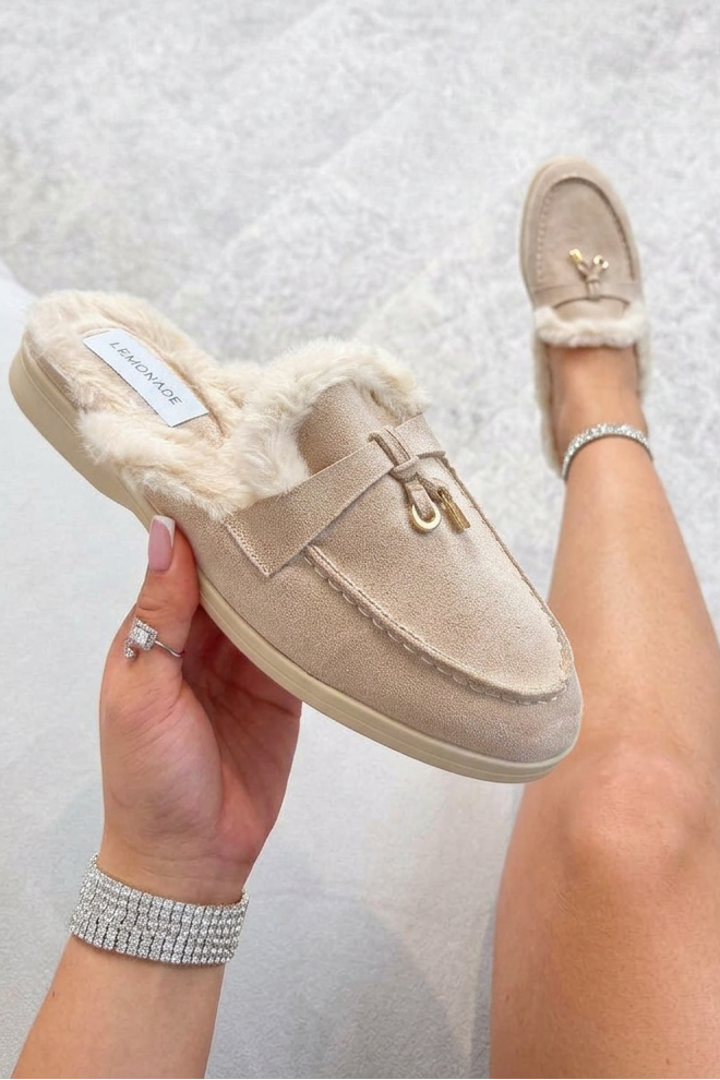 Gemütliche Velvet Crush Slip On Clog Mules in Nude mit Samtoberteil und Kunstfellfütterung. 5