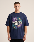 Kosmische Drift Oversized Streetwear T-Shirt, Vorderansicht – Pursesnet