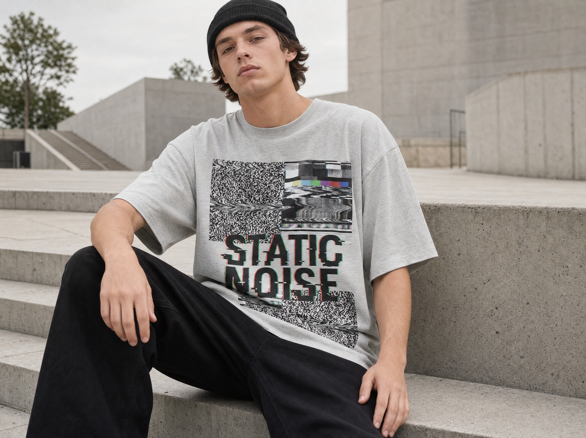 Statisches Rauschen Oversized Streetwear T-Shirt – Lifestyle-Aufnahme